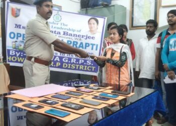 কাটোয়ার রেলযাত্রীদের হারিয়ে যাওয়া ১৫ টি  স্মার্টফোন উদ্ধার করে ফেরালো রেলপুলিশ