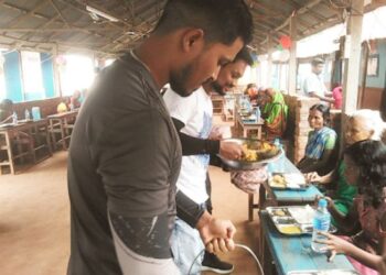 বৃদ্ধাশ্রমের আবাসিকদের মাঝে নিজের জন্মদিন পালন করলেন গঙ্গারামপুরের যুবক