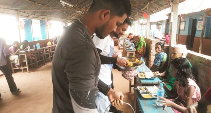 বৃদ্ধাশ্রমের আবাসিকদের মাঝে নিজের জন্মদিন পালন করলেন গঙ্গারামপুরের যুবক