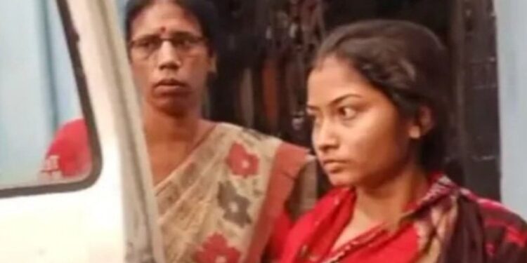 বাঘ ও কুমিরের ভয় উপেক্ষা করে  প্রেমের টানে ভারতে এলেন বাংলাদেশী তরুনী