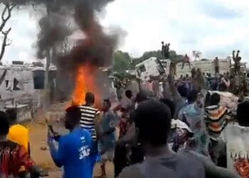 মুসলিম কট্টপন্থার চরম সীমায় নাইজেরিয়া, ধর্মগুরুর সঙ্গে তর্কাতর্কি করায় ধর্মনিন্দার অভিযোগ তুলে এক ব্যক্তিকে পিটিয়ে খুন করে জ্বালিয়ে দিল ধর্মোন্মাদের  দল