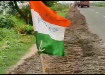 তিল শুকাতে তৃণমূলের পতাকা ব্যবহার করে দখল নেওয়া হচ্ছে জাতীয় সড়ক