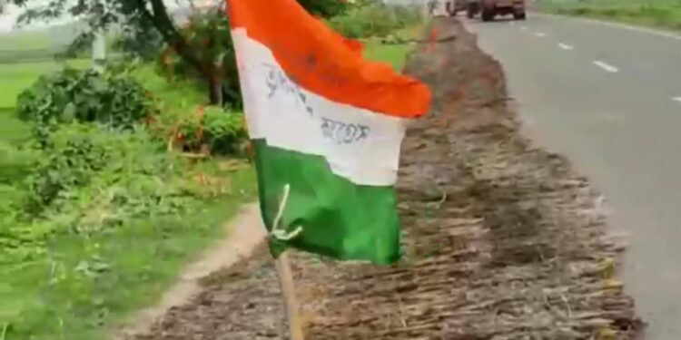 তিল শুকাতে তৃণমূলের পতাকা ব্যবহার করে দখল নেওয়া হচ্ছে জাতীয় সড়ক