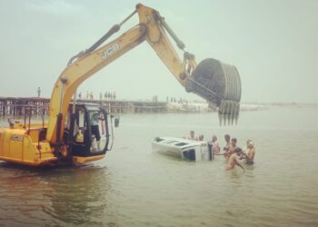 নিয়ন্ত্রণ হারিয়ে দামোদরের জলে পড়লো বিয়ে বাড়ির গাড়ি