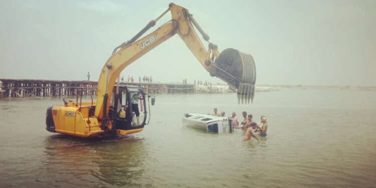 নিয়ন্ত্রণ হারিয়ে দামোদরের জলে পড়লো বিয়ে বাড়ির গাড়ি