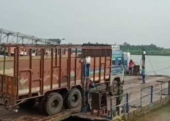 ব্রেকফেল করে ভেসেল থেকে ভাগীরথীর গভীর জলে পড়ে তলিয়ে গেল বালি বোঝাই ট্রাক, মাঝিদের তৎপরতায় প্রাণে বাঁচলো চালক ও খালাসী