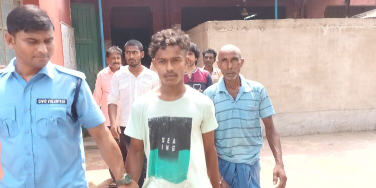 কাটোয়ায় জায়গা নিয়ে বিবাদের জেরে গৃহবধুকে খুনের ঘটনায় গ্রেফতার ২