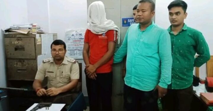 ক্রেতা সেজে বেআইনি অস্ত্র পাচারকারী যুবককে গ্রেফতার করল গঙ্গারামপুর থানার পুলিশ