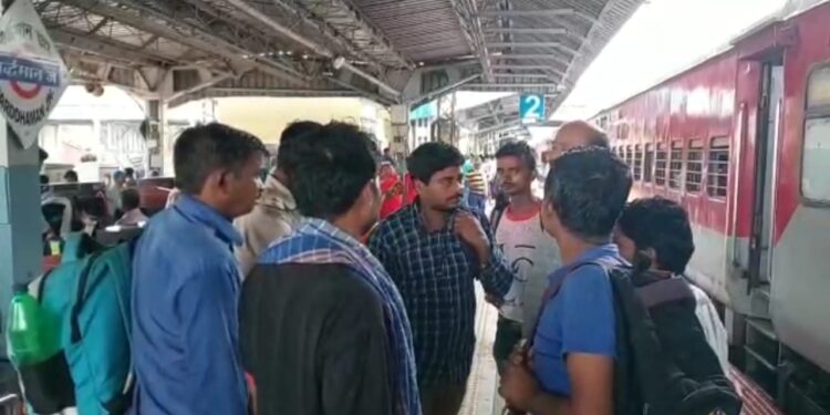 ‘অগ্নিপথ’ প্রকল্প নিয়ে বিক্ষোভের আঁচ পড়লো পূর্ব বর্ধমানের রেল পথেও