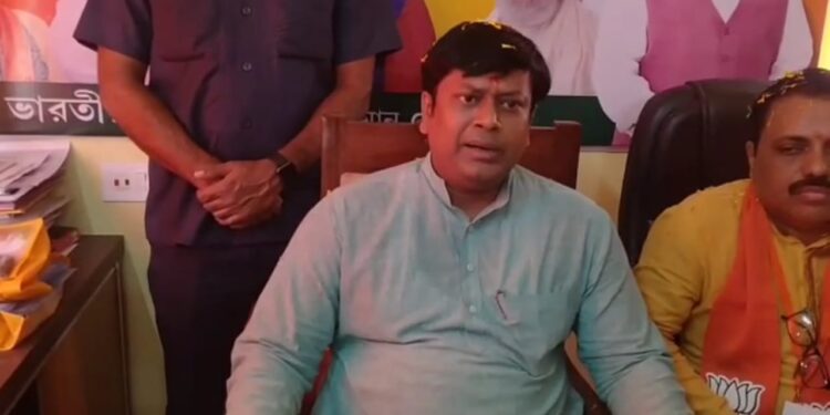 দলীয় কর্মীদের ‘বসে যাওয়া’র বার্তা দুধকুমারের, ‘বড়ো নেতা’ বলে কটাক্ষ সুকান্তর