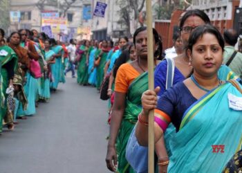 এবার আশা ও অঙ্গনওয়াড়ি কর্মীদের  মুঠো ফোন কেনার জন্য ৮ হাজার টাকা করে দেবে সরকার