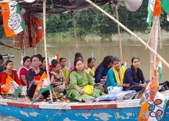 ২১ শে জুলাই সমাবেশের সমর্থনে বালুরঘাটে আত্রেয়ী নদীতে নৌকা মিছিল তৃণমূলের মহিলা সংগঠনের