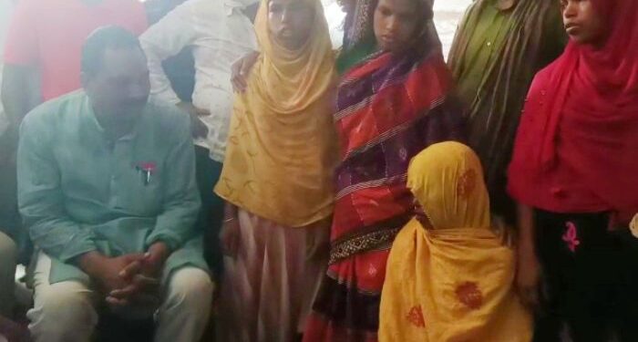 মন্ত্রী ফিরহাদ হাকিমের উদ্যোগে বিশেষ বিমানে আনা হল কাশ্মীরে হৃদরোগে মৃত মালদার নির্মান শ্রমিকের মৃতদেহ