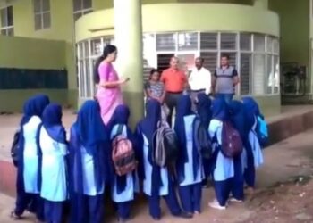 নিষেধাজ্ঞা অমান্য করে হিজাব পরে ক্লাসে আসায় ৬ ছাত্রীকে বরখাস্ত করল কর্ণাটকের কলেজ কর্তৃপক্ষ