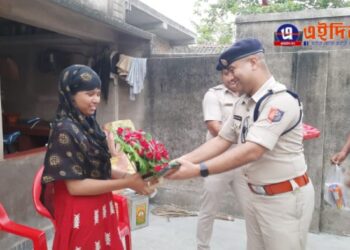 ক্যানসার রোগের সঙ্গে লড়াই চালিয়ে মাধ্যমিক পরীক্ষায় উত্তীর্ণ হওয়া ছাত্রী সামিনাকে সম্বর্ধনা জানালো পুলিশ ও প্রশাসনের কর্তারা