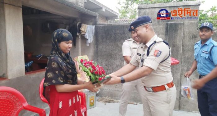 ক্যানসার রোগের সঙ্গে লড়াই চালিয়ে মাধ্যমিক পরীক্ষায় উত্তীর্ণ হওয়া ছাত্রী সামিনাকে সম্বর্ধনা জানালো পুলিশ ও প্রশাসনের কর্তারা