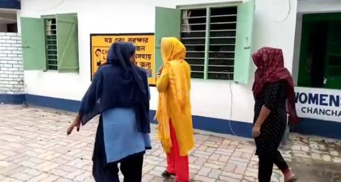 মধুচক্রে হানা দিয়ে ৩ মহিলা সহ ৫ জনকে গ্রেফতার করল চাঁচল থানার পুলিশ