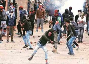 কানপুর হিংসা : পুলিশের ভয়ে থানায় এসে আত্মসমর্পণ পাথরবাজ কিশোরের