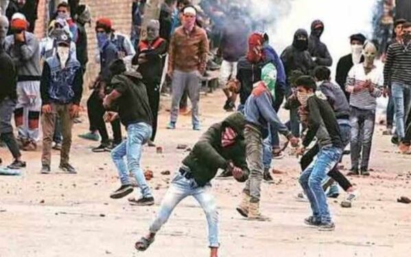 কানপুর হিংসা : পুলিশের ভয়ে থানায় এসে আত্মসমর্পণ পাথরবাজ কিশোরের