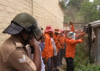 কাটোয়ায় জবরদখল উচ্ছেদ অভিযান  রেলদপ্তরের, তৃণমূলের কথায় ‘অমানবিক’