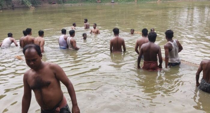 বন্ধুদের সঙ্গে পুকুরে স্নান করতে গিয়ে তলিয়ে গেল ভাতারের এক কিশোর