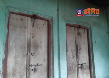 খিচুড়িতে সাপ বিতর্ক : গাফেলতির দায়ে অঙ্গনওয়াড়ি কেন্দ্রের দুই কর্মীকে বদলির নির্দেশ