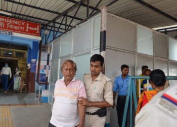 কাটোয়া হাসপাতালের এক রোগীর চিকিৎসার কাগজপত্র আটকে রাখার অভিযোগে গ্রেফতার দালাল