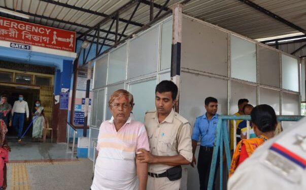 কাটোয়া হাসপাতালের এক রোগীর চিকিৎসার কাগজপত্র আটকে রাখার অভিযোগে গ্রেফতার দালাল