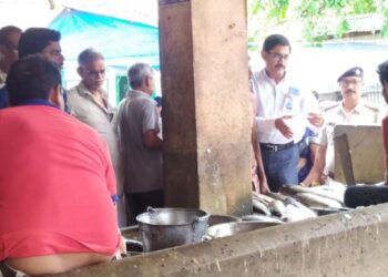 গুসকরায় নিষিদ্ধ প্লাস্টিক বন্ধে সচেতনতামূলক প্রচারে পুলিশ ও পৌর প্রশাসন