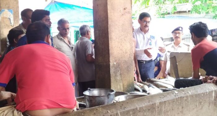 গুসকরায় নিষিদ্ধ প্লাস্টিক বন্ধে সচেতনতামূলক প্রচারে পুলিশ ও পৌর প্রশাসন