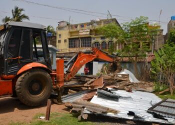 কাটোয়া হাসপাতাল চত্বরে অবৈধভাবে  নির্মিত গ্যারেজ ভেঙে দিল কর্তৃপক্ষ