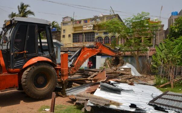 কাটোয়া হাসপাতাল চত্বরে অবৈধভাবে  নির্মিত গ্যারেজ ভেঙে দিল কর্তৃপক্ষ
