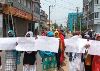 উচ্চমাধ্যমিকে রেকর্ড ফেল,পাস করানোর দাবিতে বিক্ষোভ দেখালেন কাটোয়ার কাশেশ্বরী উচ্চ মাধ্যমিক বালিকা বিদ্যালয়ের ছাত্রীরা