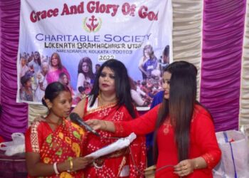 দুঃস্থদের হাতে বস্ত্র তুলে দিলেন মা-মেয়ে জুটি