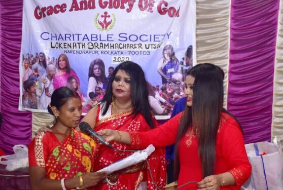 দুঃস্থদের হাতে বস্ত্র তুলে দিলেন মা-মেয়ে জুটি