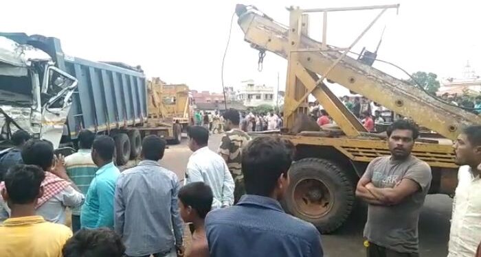 গরু বোঝাই লরিতে ধাক্কা বেপরোয়া গতির ডাম্পারের, ৪ মানুষ ও ১৩  গরুর মৃত্যু