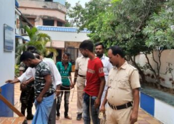 কাটোয়ায় অস্ত্রসহ গ্রেফতার ৬ দুষ্কৃতী