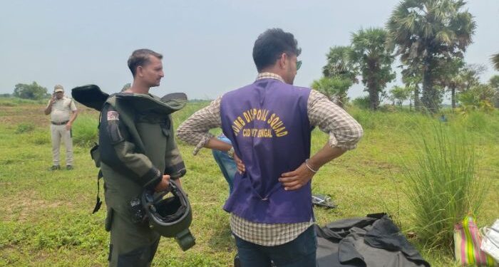 চাষের জমিতে দুষ্কৃতীদের পুঁতে রাখা পাঁচটি সকেট বোমা উদ্ধার করলো সিআইডির বোম স্কোয়াড