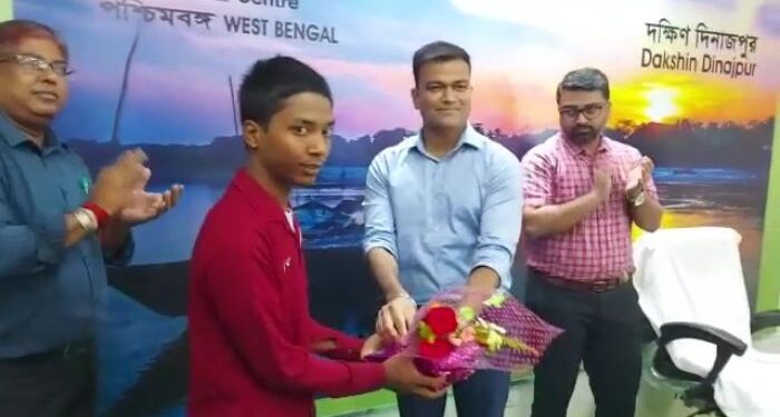 উচ্চ মাধ্যমিকে পরীক্ষায় প্রথম দশে জায়গা করে নেওয়া ৯ পড়ুয়াকে সংবর্ধনা দিল দক্ষিণ দিনাজপুর জেলা প্রশাসন