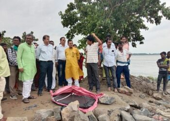 কেন্দ্র উদাসীন, রেল লাইন বাঁচাতে রাজ্যের বরাদ্দ করা ১০ কোটি টাকায় শুরু হল ভাগীরথীর পাড় বাঁধানের কাজ