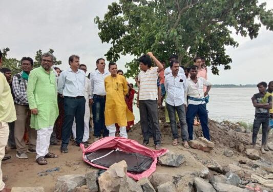 কেন্দ্র উদাসীন, রেল লাইন বাঁচাতে রাজ্যের বরাদ্দ করা ১০ কোটি টাকায় শুরু হল ভাগীরথীর পাড় বাঁধানের কাজ