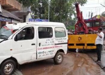 রোগীকে হাসপাতালে নিয়ে যাওয়ার পথে চাকা ফেটে অ্যাম্বুলেন্স ঢুকে পড়ল দোকানে, জখম রোগীসহ ৩