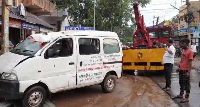 রোগীকে হাসপাতালে নিয়ে যাওয়ার পথে চাকা ফেটে অ্যাম্বুলেন্স ঢুকে পড়ল দোকানে, জখম রোগীসহ ৩