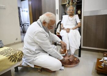 মাতৃ বন্দনার মধ্য দিয়ে মায়ের ১০০ তম জন্মদিন পালন করলেন প্রধানমন্ত্রী নরেন্দ্র মোদী