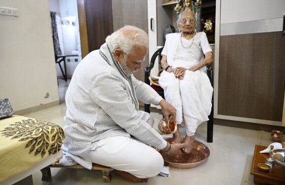 মাতৃ বন্দনার মধ্য দিয়ে মায়ের ১০০ তম জন্মদিন পালন করলেন প্রধানমন্ত্রী নরেন্দ্র মোদী