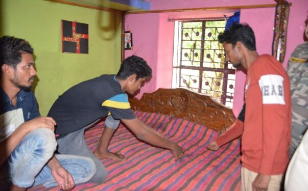 বধুর হাত কেটে নেওয়ার ঘটনার পুনঃনির্মান করল কেতুগ্রাম থানার পুলিশ, স্ত্রীর চরিত্র নিয়ে প্রশ্ন তুললেন অভিযুক্ত স্বামী