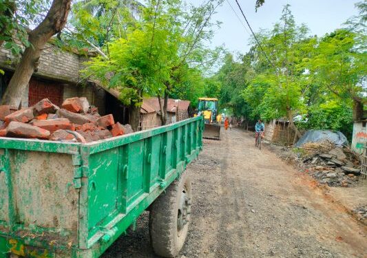 অনিয়মের অভিযোগ তুলে রাস্তার কাজ বন্ধ করে দিল মালদা মানিকচকবাসী
