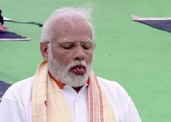 অষ্টম আন্তর্জাতিক যোগ দিবস পালন করলেন প্রধানমন্ত্রী