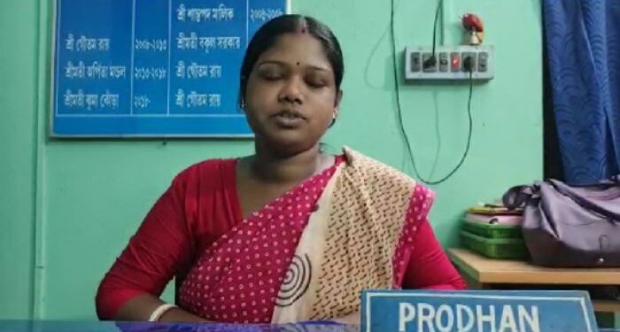 অনুদানের অর্থে লেখা পড়া চালিয়ে যাচ্ছেন আদাবাসী মহিলা পঞ্চায়েত প্রধান