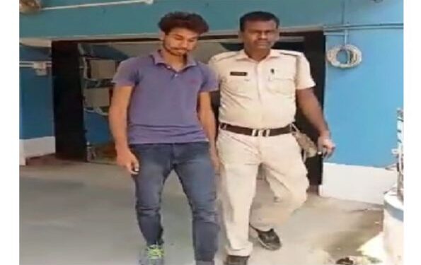 প্রেমের প্রস্তাবে রাজি না হওয়ায় ক্লাসের মধ্যে ছাত্রীকে শ্বাসরোধ করে খুনের চেষ্টা, গ্রেফতার প্রেমিক